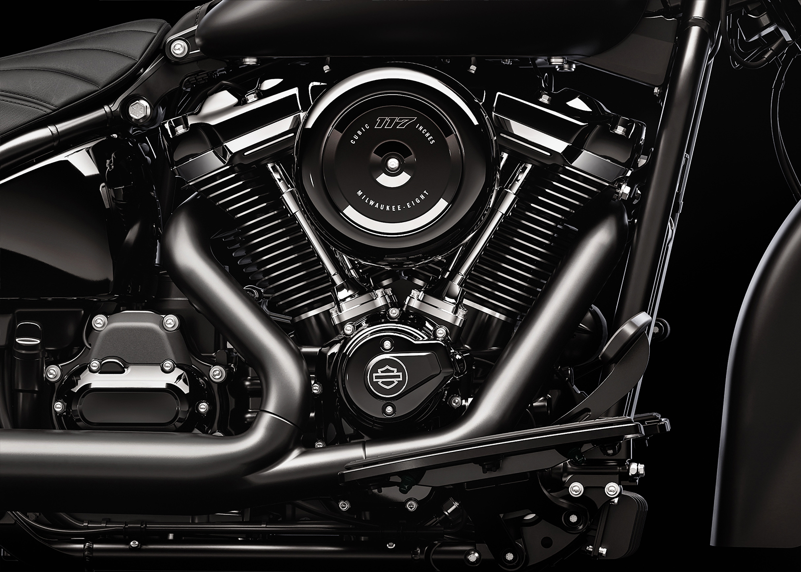 Renderização conceitual de uma motocicleta Harley-Davidson Deadwood estilo bobber retro em uma estrada sinuosa, com farol único e banco solo, em tons escuros e cromados.