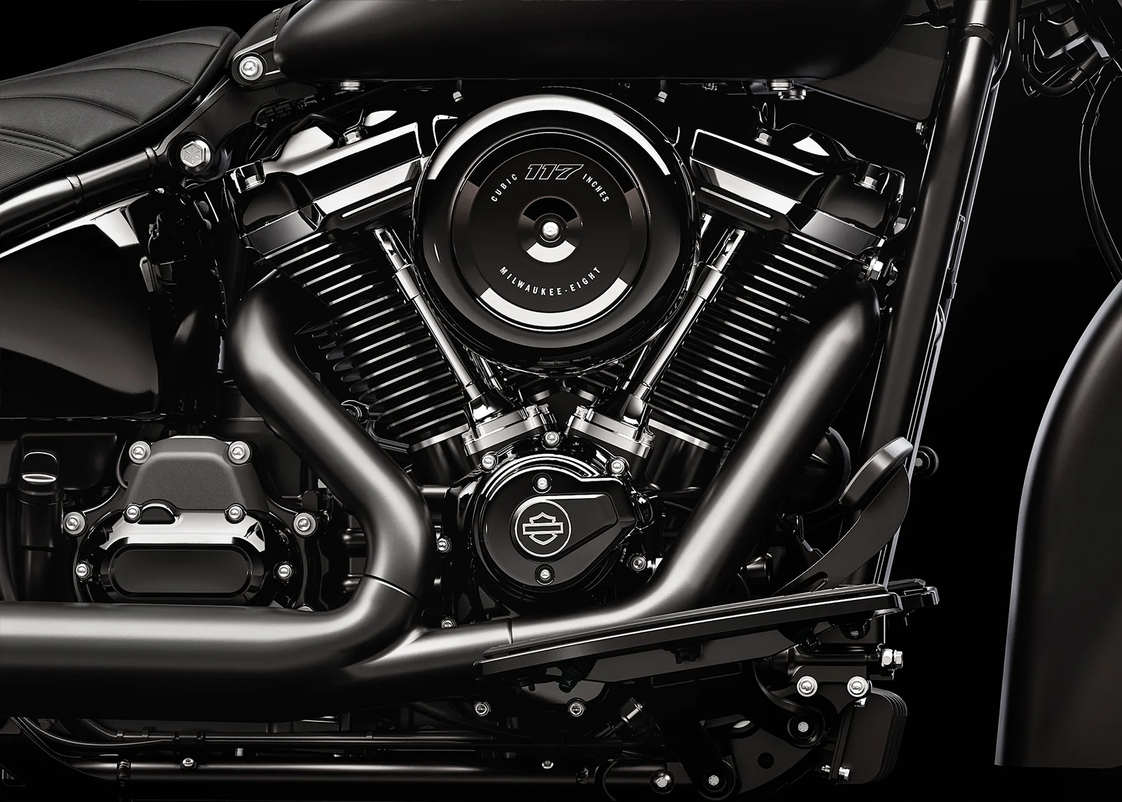 Renderização conceitual de uma motocicleta Harley-Davidson Deadwood estilo bobber retro em uma estrada sinuosa, com farol único e banco solo, em tons escuros e cromados.