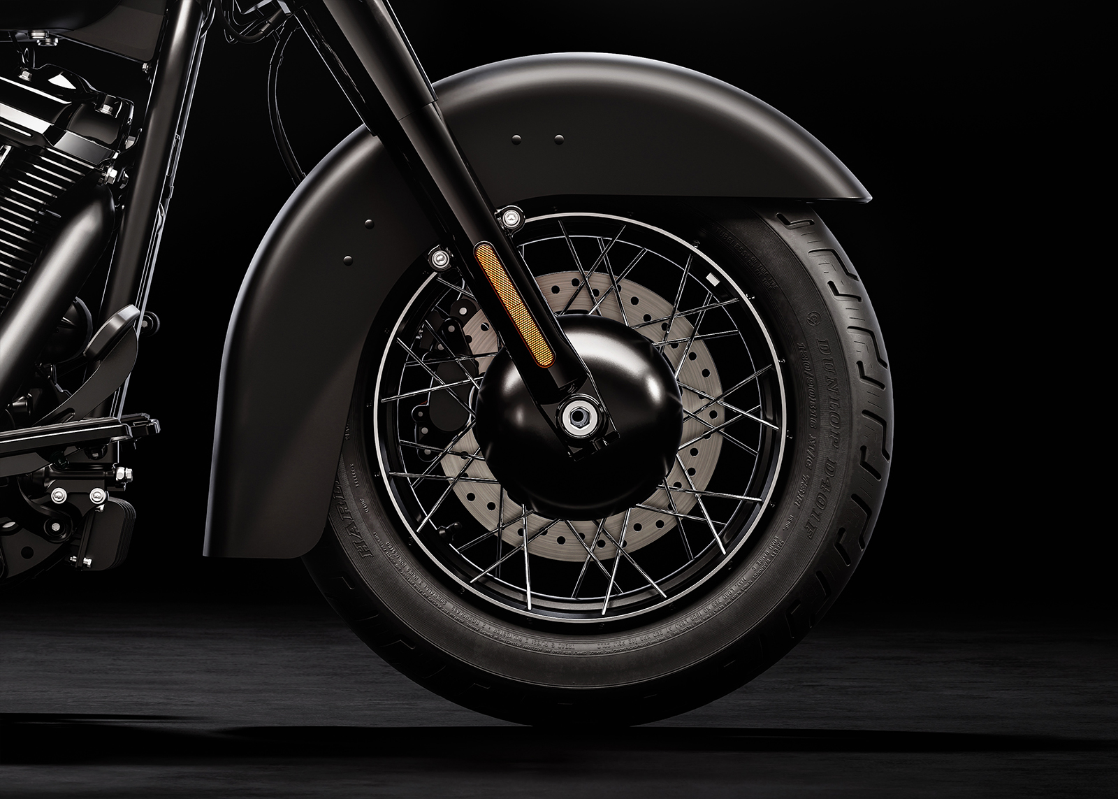 Renderização conceitual de uma motocicleta Harley-Davidson Deadwood estilo bobber retro em uma estrada sinuosa, com farol único e banco solo, em tons escuros e cromados.
