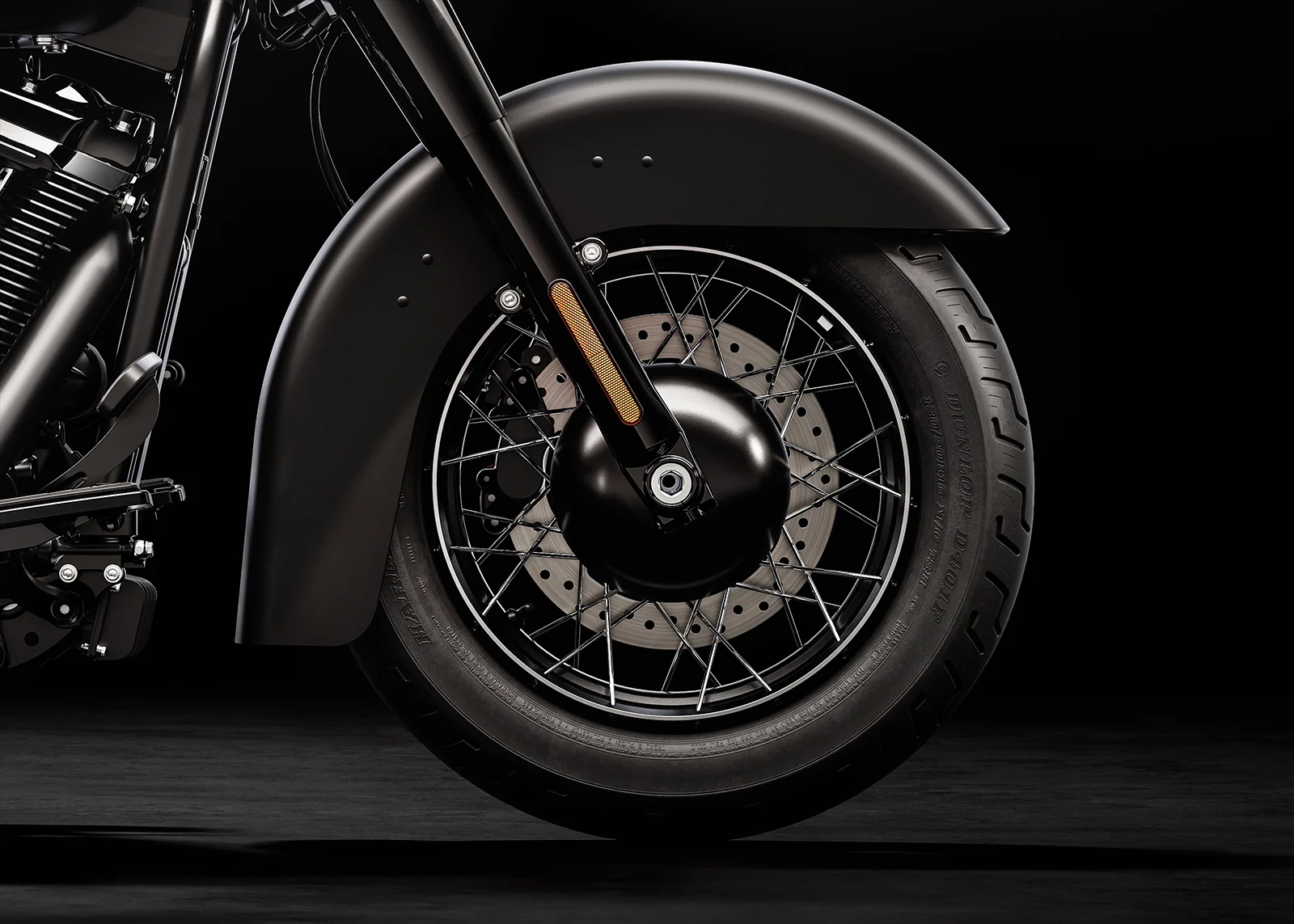 Renderização conceitual de uma motocicleta Harley-Davidson Deadwood estilo bobber retro em uma estrada sinuosa, com farol único e banco solo, em tons escuros e cromados.