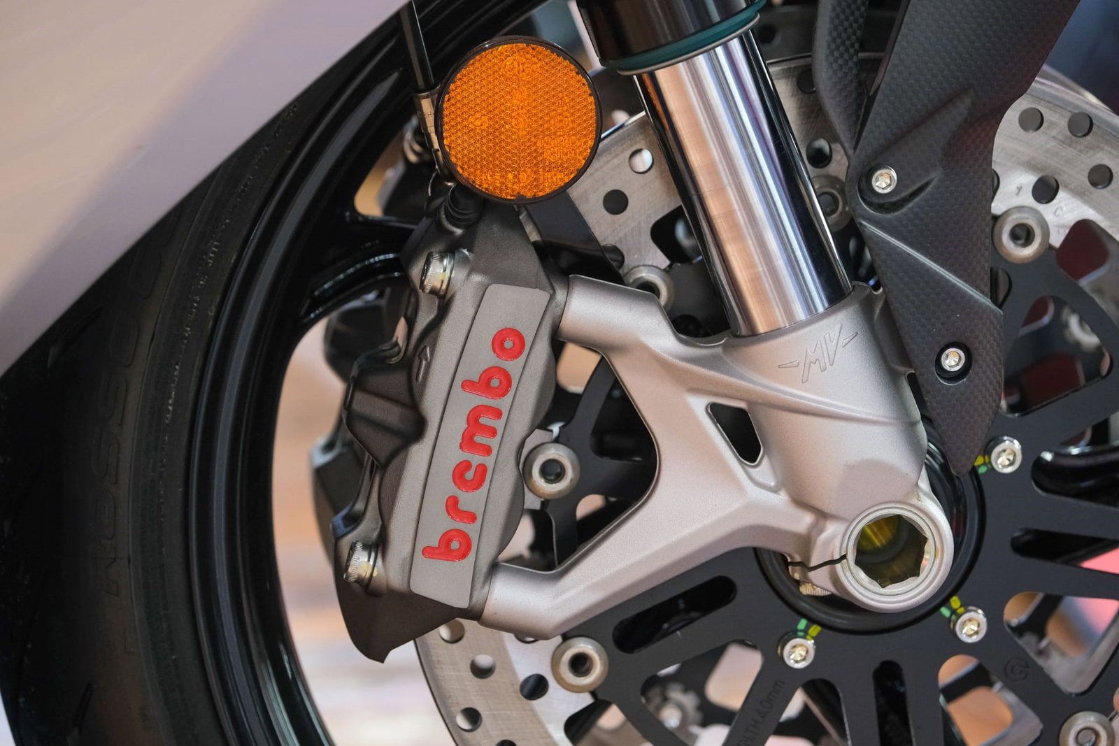 Motos chinesas e europeias em um cenário de fábrica, simbolizando a nova era de parcerias estratégicas e inovação conjunta no mercado global de motocicletas.