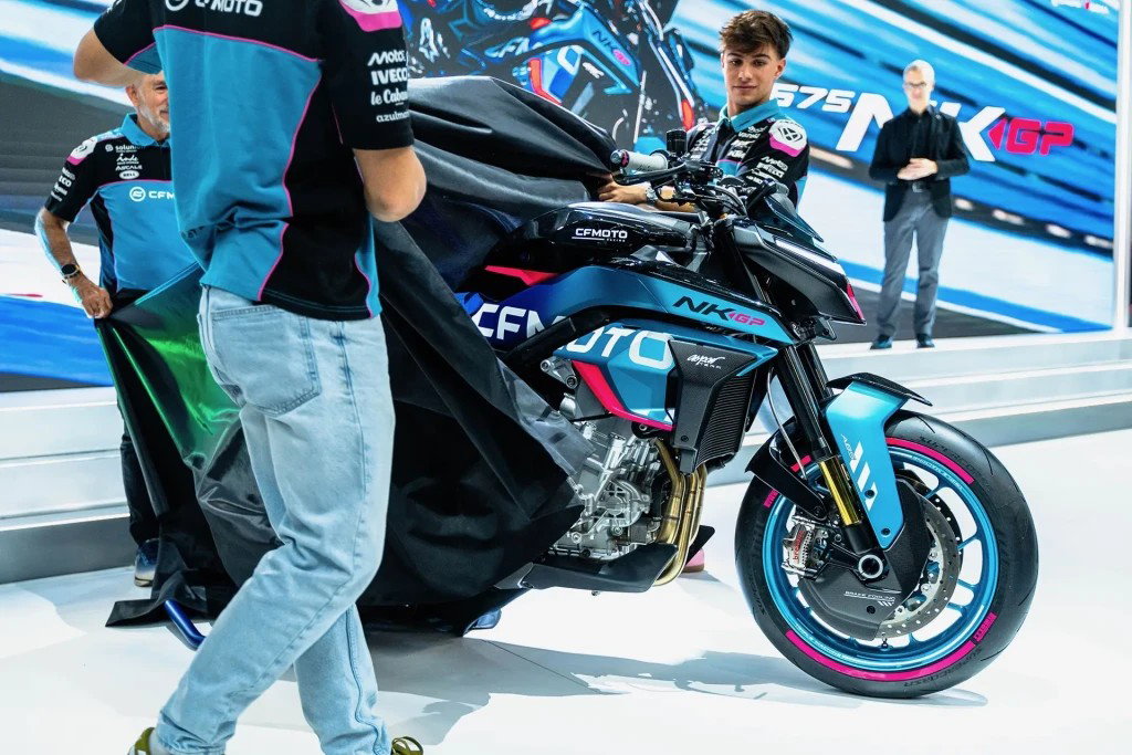 Motos chinesas e europeias em um cenário de fábrica, simbolizando a nova era de parcerias estratégicas e inovação conjunta no mercado global de motocicletas.