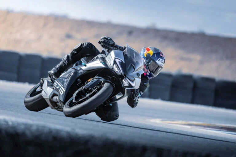 Motos chinesas e europeias em um cenário de fábrica, simbolizando a nova era de parcerias estratégicas e inovação conjunta no mercado global de motocicletas.