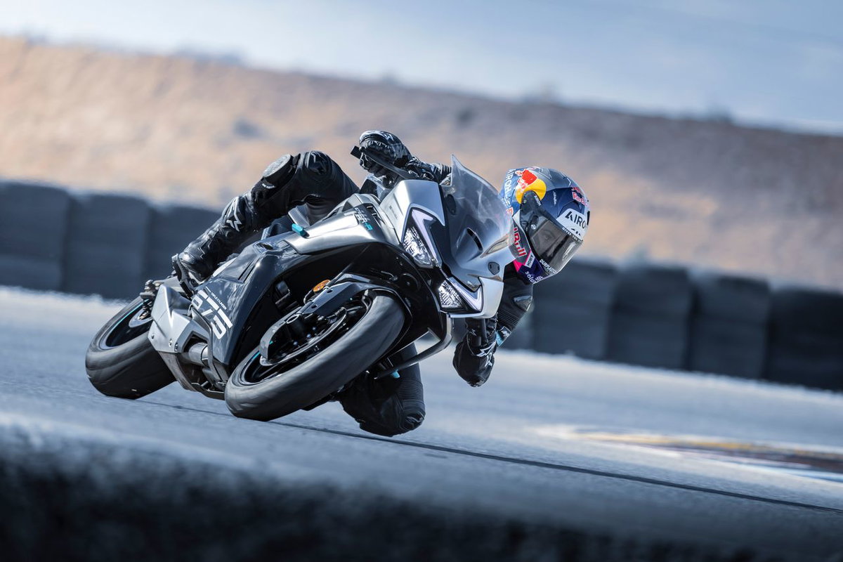 Motos chinesas e europeias em um cenário de fábrica, simbolizando a nova era de parcerias estratégicas e inovação conjunta no mercado global de motocicletas.