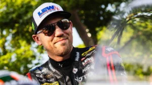 Peter Hickman se preparando para pilotar a lendária moto de corrida Norton Rotary na Snaefell Mountain Course do Classic TT, destacando o motor Wankel e seu design clássico de corrida.