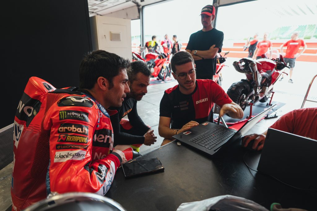 Ducati Panigale V4 R em pista durante o evento DRE Racetrack, com um piloto em inclinação máxima, demonstrando a pilotagem esportiva e a performance da motocicleta.
