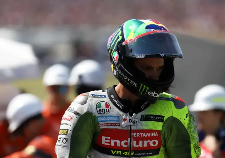 Imagem ilustrativa de uma moto Ducati Panigale V4 R em alta velocidade na pista do WorldSBK, representando a equipe de fábrica.