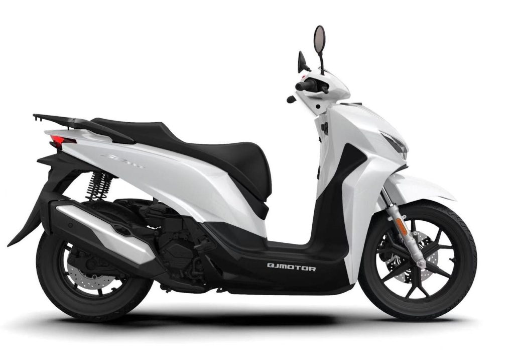 A scooter QJ Motor SQ 350 em destaque, exibindo seu design moderno e linhas aerodinâmicas, pronta para a estrada.