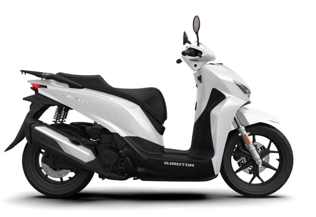 A scooter QJ Motor SQ 350 em destaque, exibindo seu design moderno e linhas aerodinâmicas, pronta para a estrada.