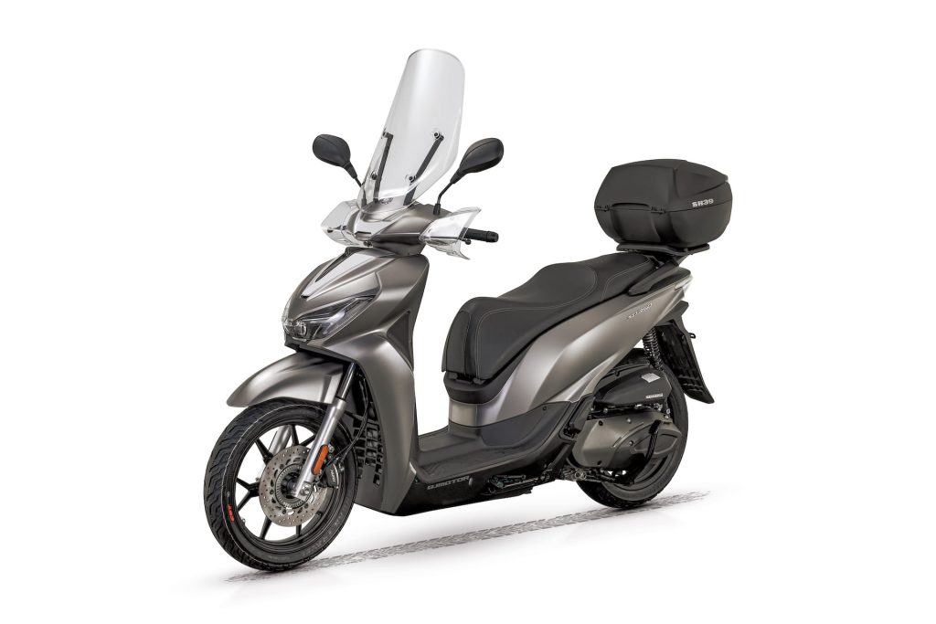 A scooter QJ Motor SQ 350 em destaque, exibindo seu design moderno e linhas aerodinâmicas, pronta para a estrada.