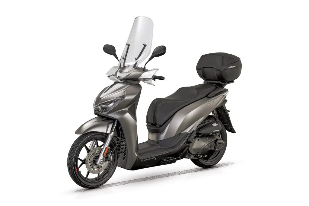 A scooter QJ Motor SQ 350 em destaque, exibindo seu design moderno e linhas aerodinâmicas, pronta para a estrada.