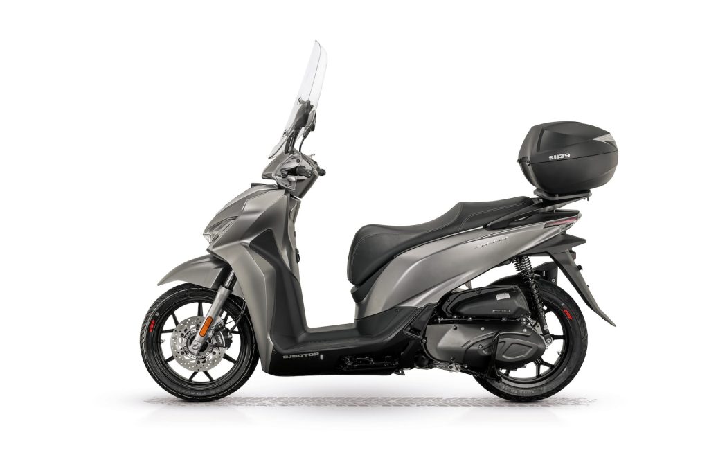 A scooter QJ Motor SQ 350 em destaque, exibindo seu design moderno e linhas aerodinâmicas, pronta para a estrada.