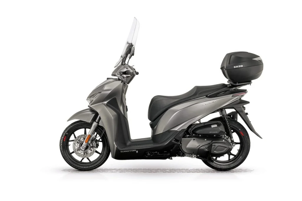 A scooter QJ Motor SQ 350 em destaque, exibindo seu design moderno e linhas aerodinâmicas, pronta para a estrada.
