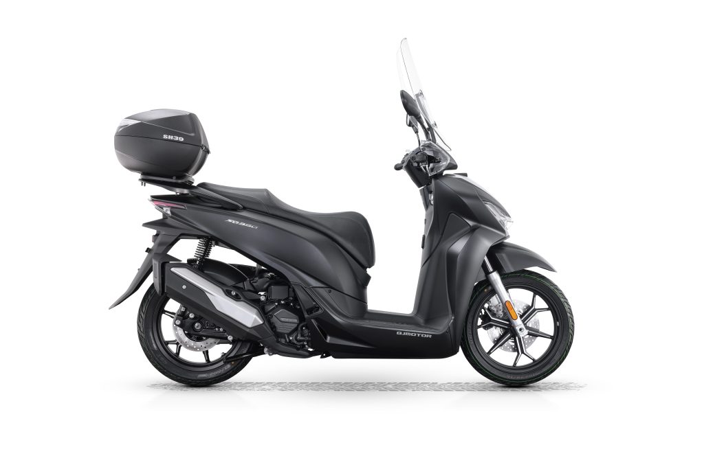 A scooter QJ Motor SQ 350 em destaque, exibindo seu design moderno e linhas aerodinâmicas, pronta para a estrada.