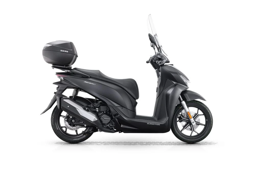 A scooter QJ Motor SQ 350 em destaque, exibindo seu design moderno e linhas aerodinâmicas, pronta para a estrada.