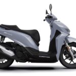 A scooter QJ Motor SQ 350 em destaque, exibindo seu design moderno e linhas aerodinâmicas, pronta para a estrada.
