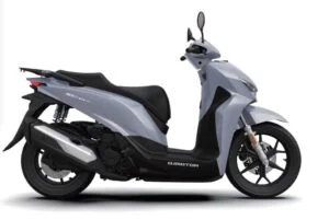 A scooter QJ Motor SQ 350 em destaque, exibindo seu design moderno e linhas aerodinâmicas, pronta para a estrada.