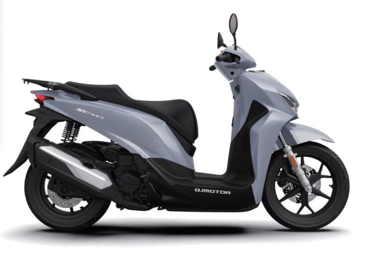 A scooter QJ Motor SQ 350 em destaque, exibindo seu design moderno e linhas aerodinâmicas, pronta para a estrada.