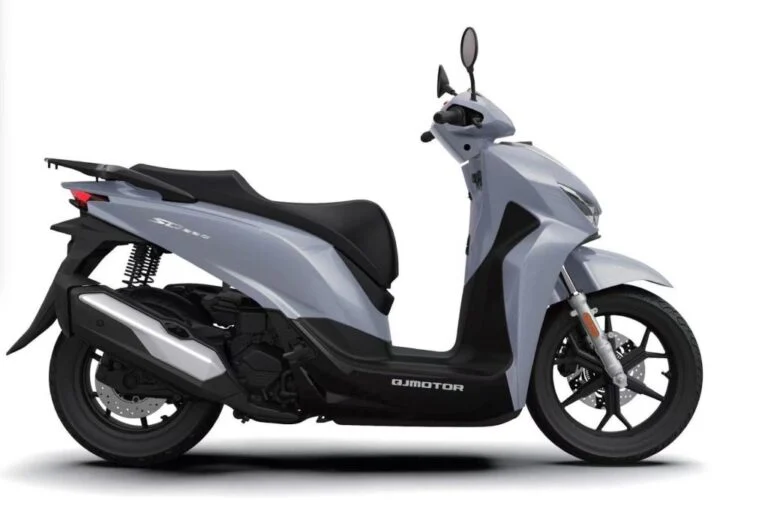 A scooter QJ Motor SQ 350 em destaque, exibindo seu design moderno e linhas aerodinâmicas, pronta para a estrada.