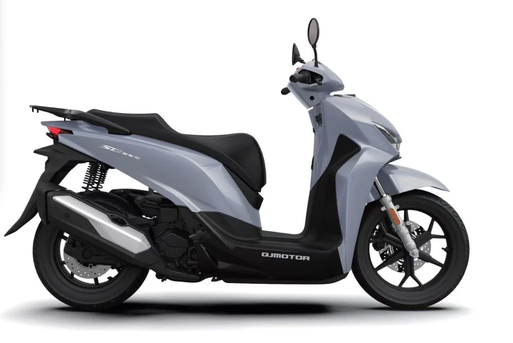 A scooter QJ Motor SQ 350 em destaque, exibindo seu design moderno e linhas aerodinâmicas, pronta para a estrada.
