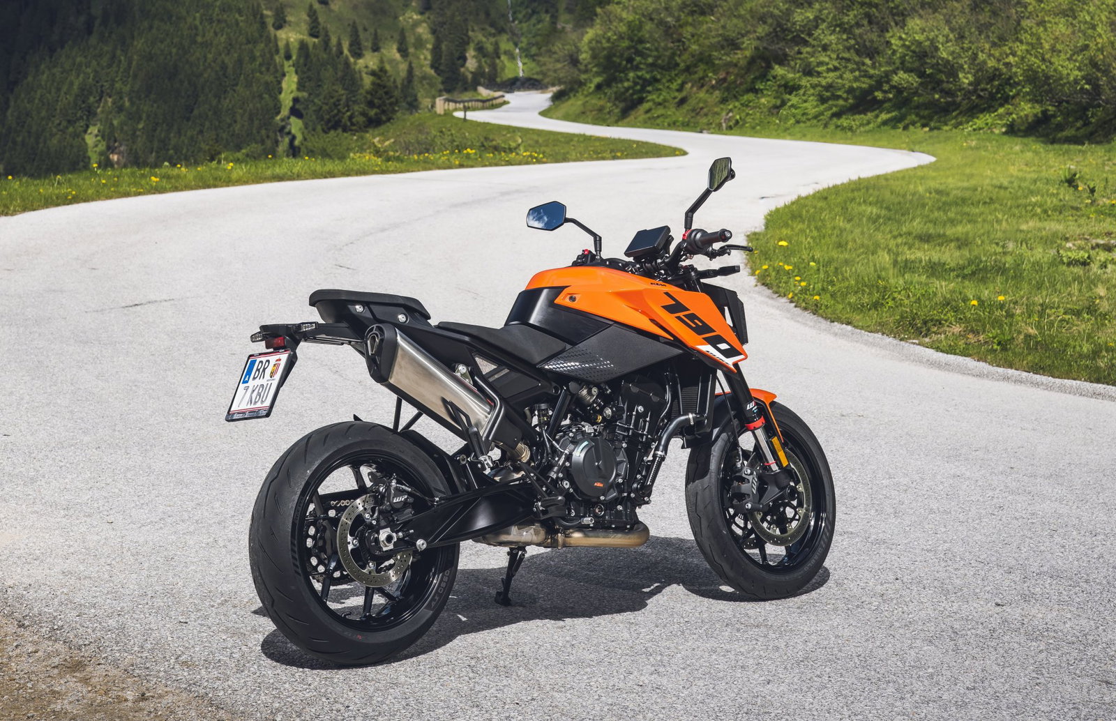 Painel de uma motocicleta KTM moderna, exibindo informações digitais e um guidão em destaque, simbolizando a inovação e o sucesso da marca no mercado.