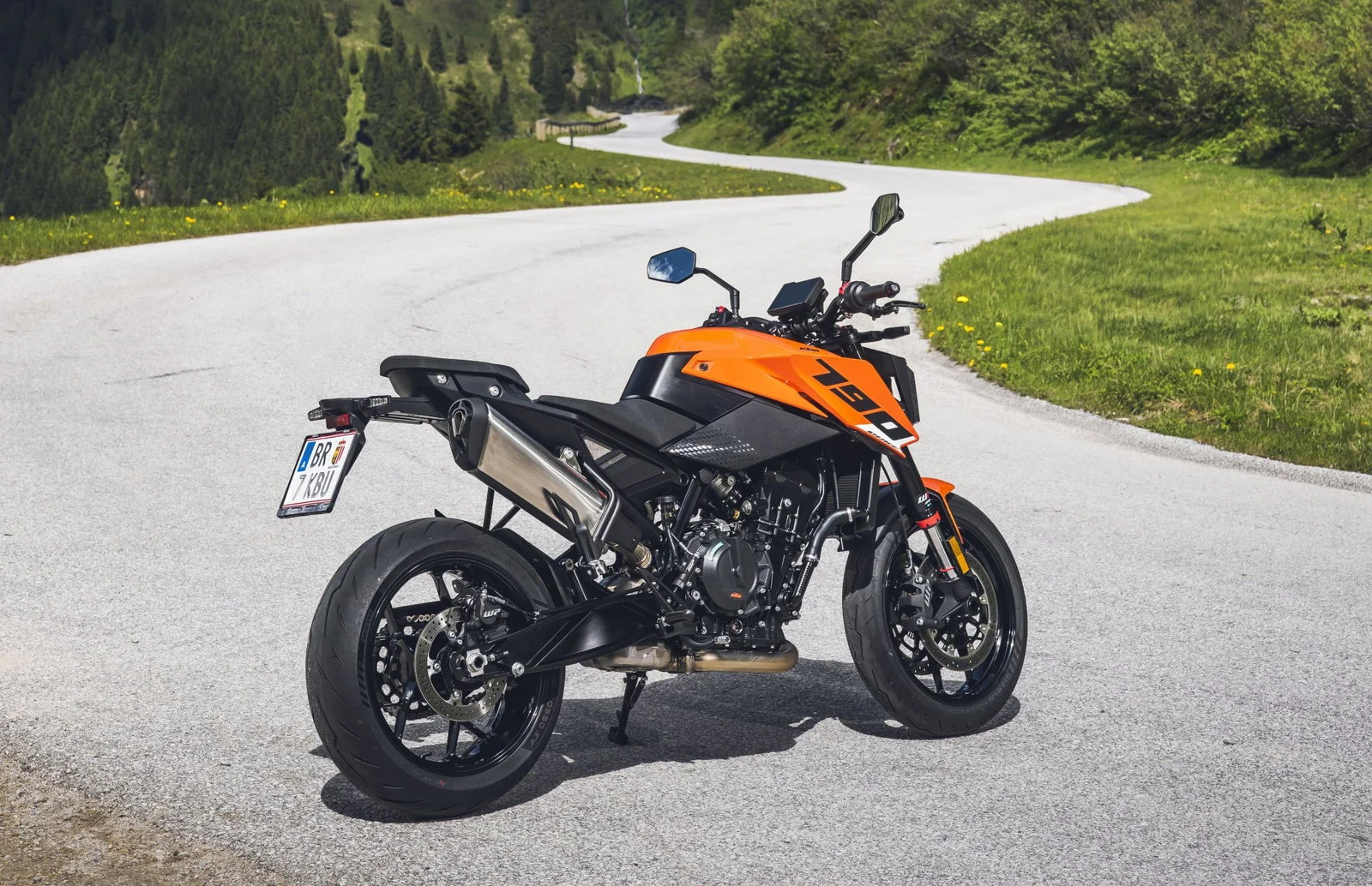 Painel de uma motocicleta KTM moderna, exibindo informações digitais e um guidão em destaque, simbolizando a inovação e o sucesso da marca no mercado.
