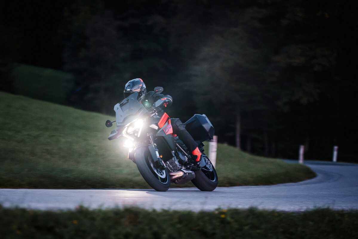 Painel de uma motocicleta KTM moderna, exibindo informações digitais e um guidão em destaque, simbolizando a inovação e o sucesso da marca no mercado.