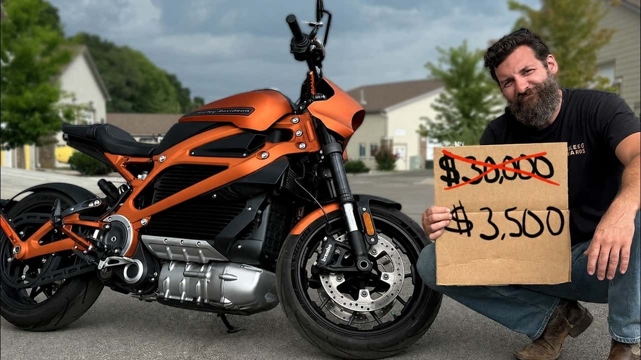 Harley-Davidson LiveWire preta estacionada, destacando seu design moderno e elétrico, com foco nos detalhes do motor e chassi, simbolizando a inovação e o desafio de manutenção de motos elétricas.