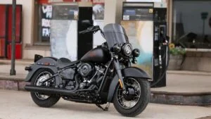Gráfico financeiro da Harley-Davidson mostrando crescimento positivo no segundo trimestre de 2026, com motos icônicas da marca ao fundo.