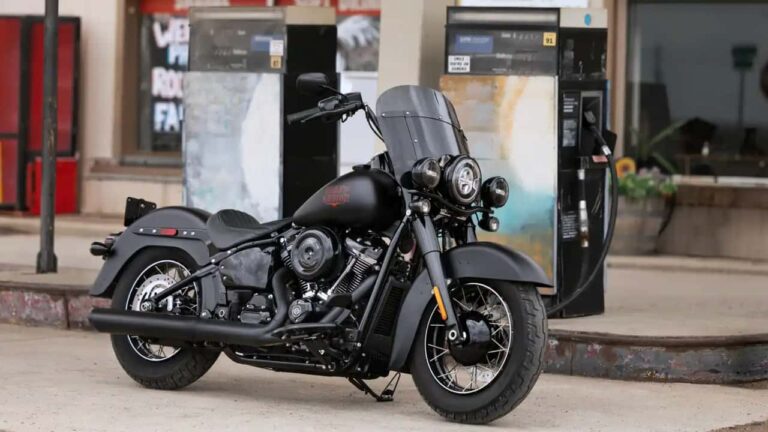 Gráfico financeiro da Harley-Davidson mostrando crescimento positivo no segundo trimestre de 2026, com motos icônicas da marca ao fundo.