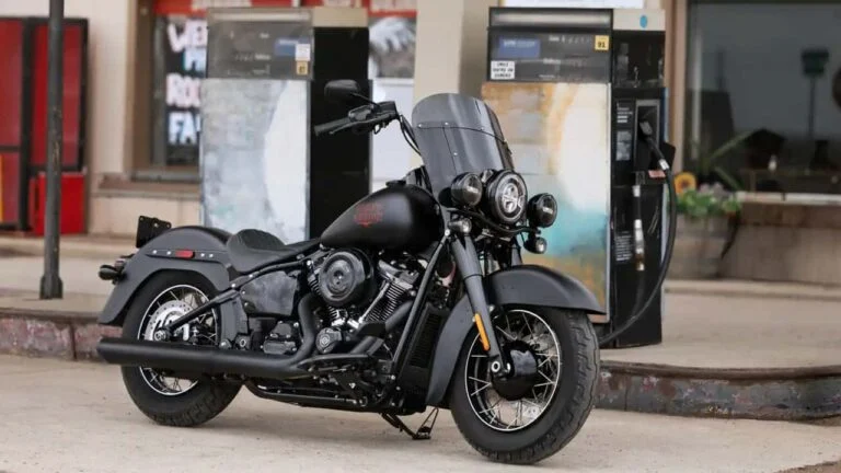 Gráfico financeiro da Harley-Davidson mostrando crescimento positivo no segundo trimestre de 2026, com motos icônicas da marca ao fundo.