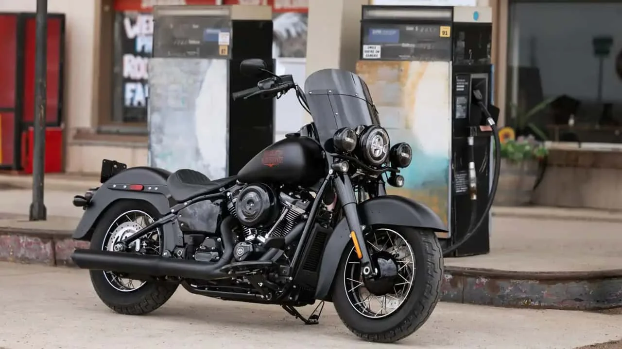 Gráfico financeiro da Harley-Davidson mostrando crescimento positivo no segundo trimestre de 2026, com motos icônicas da marca ao fundo.
