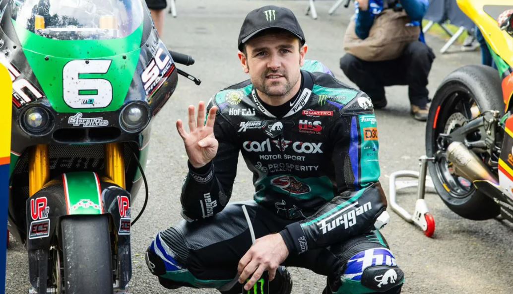 Michael Dunlop em sua moto de corrida em alta velocidade durante o Isle of Man TT, demonstrando sua perícia nas desafiadoras estradas.