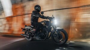 Royal Enfield Shotgun 650 Caliber Royale personalizada pela Rough Crafts, exibindo design agressivo e exclusivo com acabamento escuro e detalhes únicos.