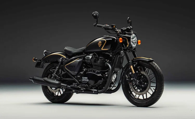 Royal Enfield Shotgun 650 x Rough Crafts, uma motocicleta customizada em preto fosco com detalhes dourados e componentes artesanais, exibida em um fundo escuro.