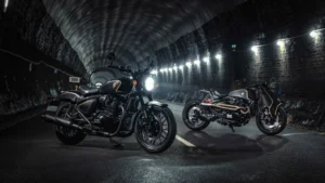 Royal Enfield Shotgun 650 x Rough Crafts, uma motocicleta customizada em preto fosco com detalhes dourados e componentes artesanais, exibida em um fundo escuro.