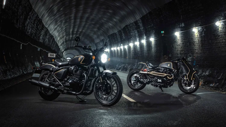 Royal Enfield Shotgun 650 x Rough Crafts, uma motocicleta customizada em preto fosco com detalhes dourados e componentes artesanais, exibida em um fundo escuro.