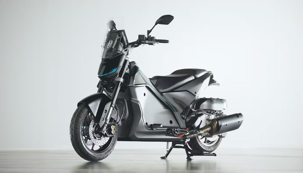 Detalhe da arquitetura mecânica de uma scooter híbrida Yamaha, mostrando o motor a combustão e os motores elétricos integrados.
