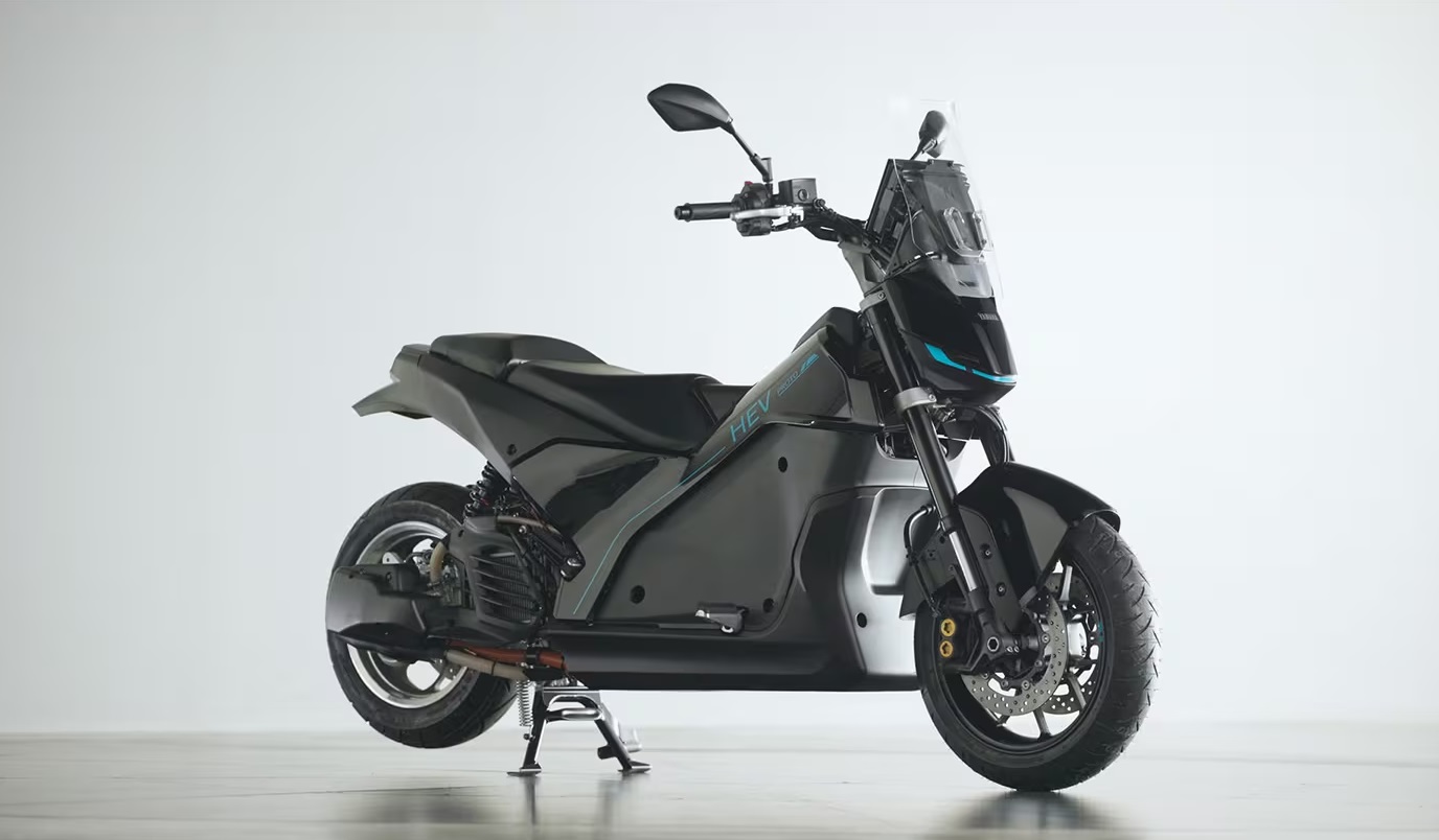 Detalhe da arquitetura mecânica de uma scooter híbrida Yamaha, mostrando o motor a combustão e os motores elétricos integrados.