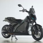 Detalhe da arquitetura mecânica de uma scooter híbrida Yamaha, mostrando o motor a combustão e os motores elétricos integrados.
