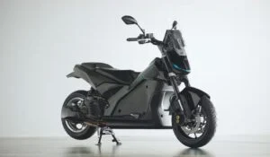 Detalhe da arquitetura mecânica de uma scooter híbrida Yamaha, mostrando o motor a combustão e os motores elétricos integrados.