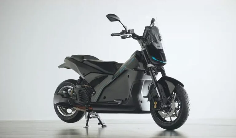 Detalhe da arquitetura mecânica de uma scooter híbrida Yamaha, mostrando o motor a combustão e os motores elétricos integrados.