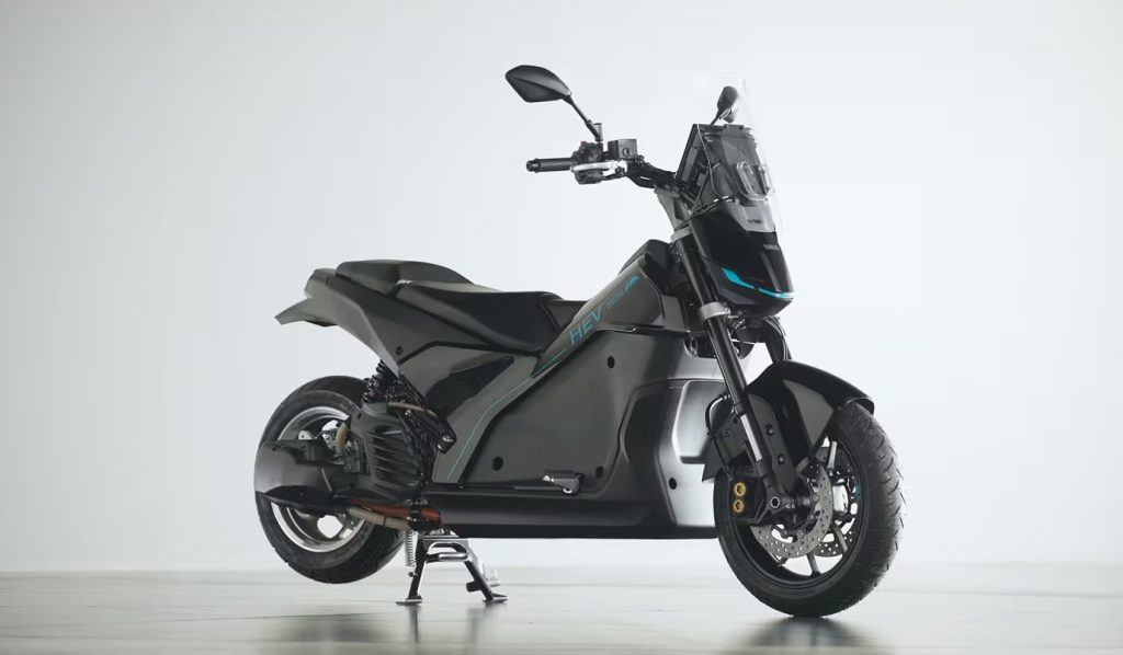 Detalhe da arquitetura mecânica de uma scooter híbrida Yamaha, mostrando o motor a combustão e os motores elétricos integrados.