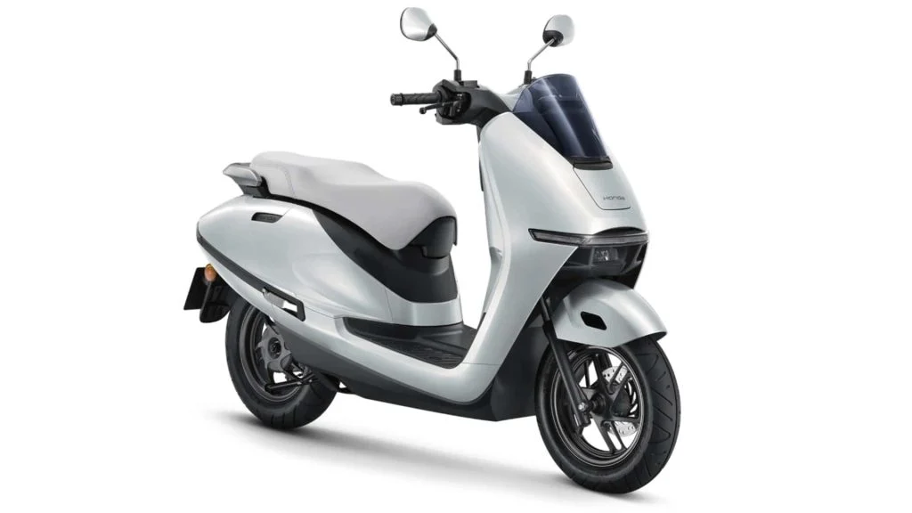 Honda UC3, uma scooter elétrica moderna em destaque, representando a aposta da Honda na mobilidade sustentável e acessível para mercados emergentes.