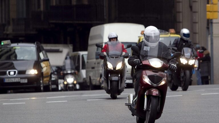 Motociclistas aguardam em faixas de espera exclusivas nos semáforos de Barcelona, demonstrando a nova infraestrutura para segurança de motos urbanas.