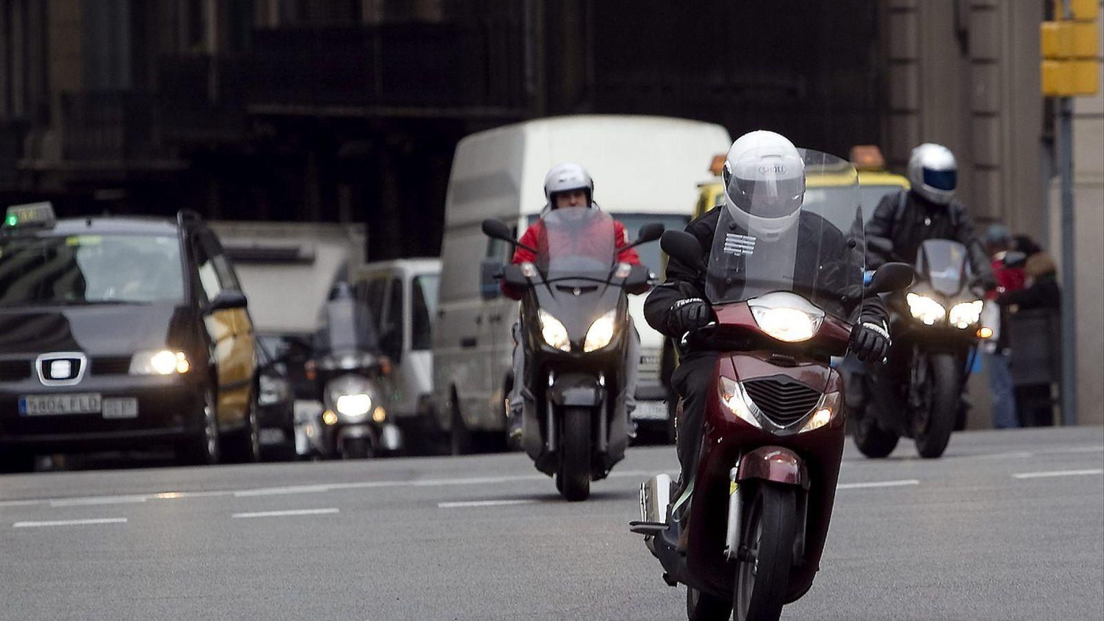 Motociclistas aguardam em faixas de espera exclusivas nos semáforos de Barcelona, demonstrando a nova infraestrutura para segurança de motos urbanas.