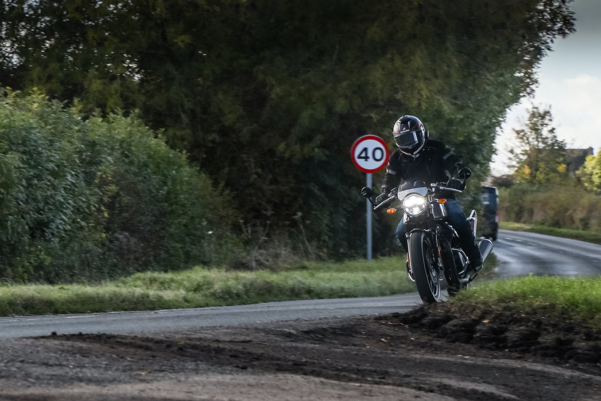 Patrulha da polícia de Warwickshire em motocicleta, com foco em segurança e conscientização de motociclistas.