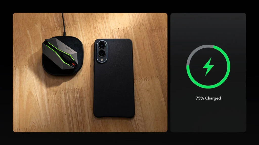 Imagem de um motociclista utilizando o Sena 60X intercomunicador em seu capacete, destacando o novo design e o joystick intuitivo para comunicação avançada em viagens.