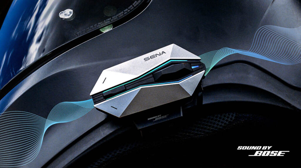 Imagem de um motociclista utilizando o Sena 60X intercomunicador em seu capacete, destacando o novo design e o joystick intuitivo para comunicação avançada em viagens.
