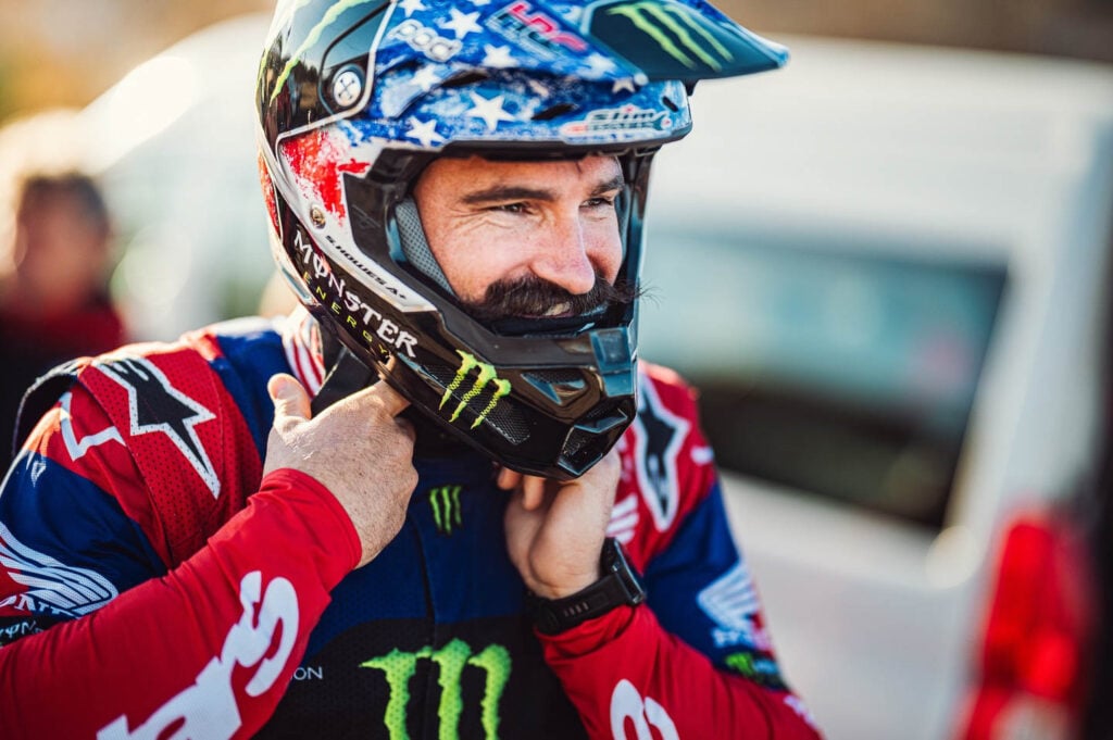 Piloto Skyler Howes em sua moto Honda CRF450 Rally competindo em uma etapa desafiadora do Rally Dakar no deserto.